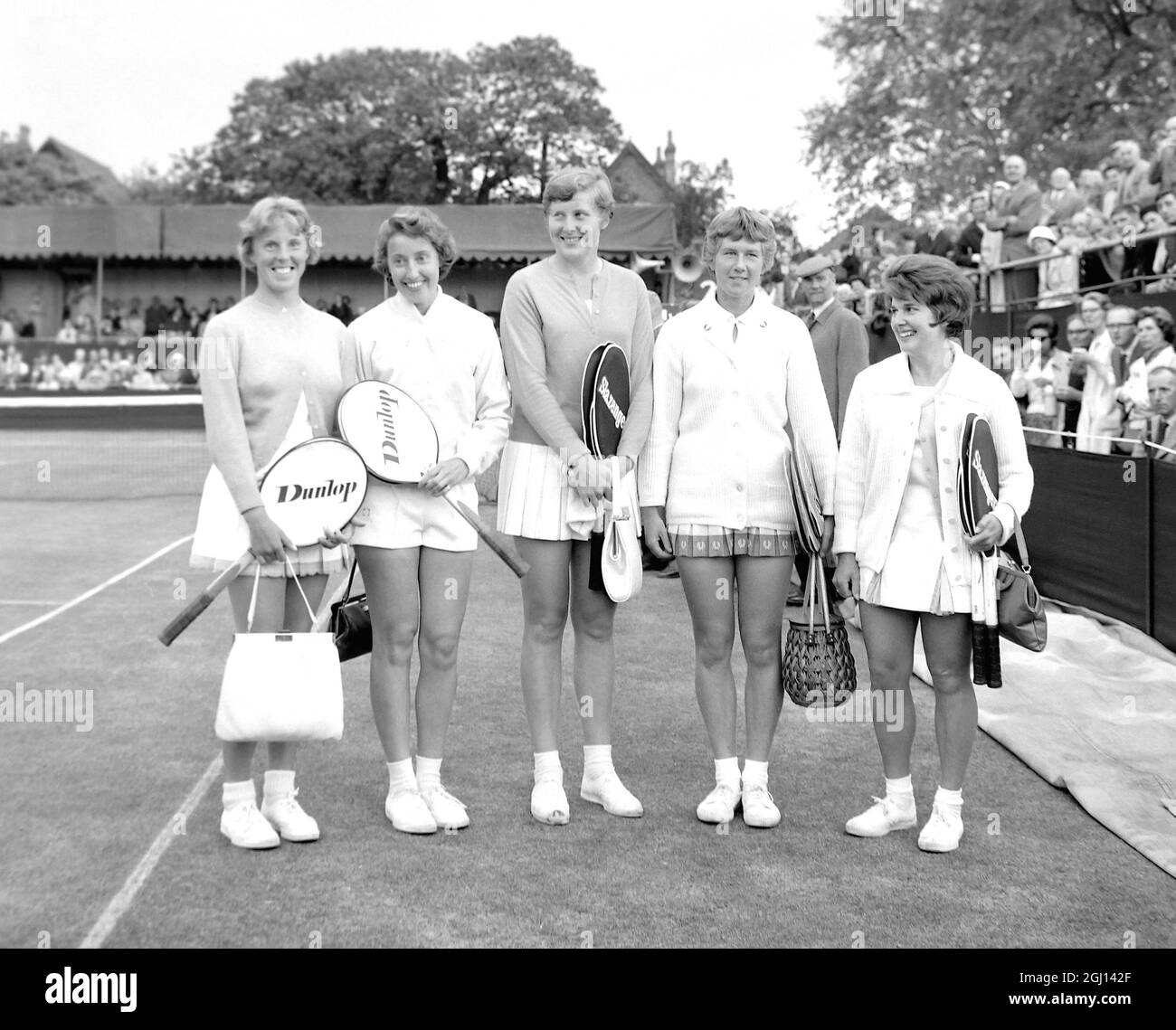 11. JUNI 1962 DIE BRITISCHE DAMEN-TENNISTURNIER BEIM BECKENHAM TENNISTURNIER. L-R: ANN HAYDON; ANGELA MORTIMER; CHRISTINE TRUMAN; ELIZABETH STARKIE; UND DEIDRE CATT. KENT, ENGLAND. Stockfoto