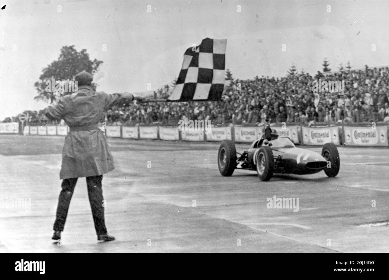 RENNFAHRER GRAHAM HILL GEWINNT DEN GROSSEN PREIS VON DEUTSCHLAND - ; 5. AUGUST 1962 Stockfoto