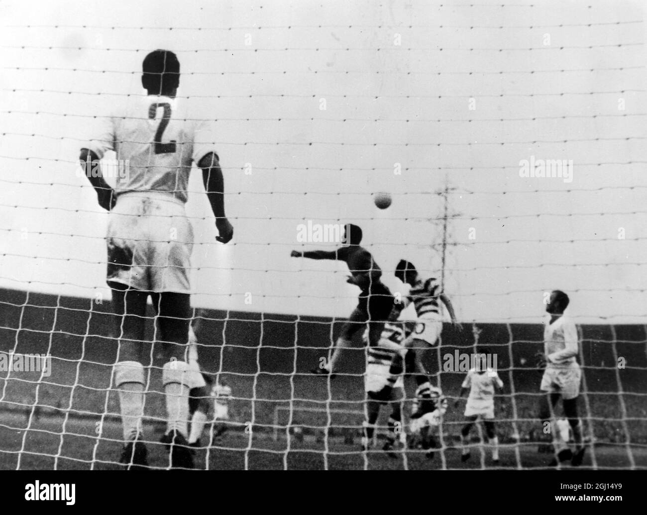 FOOTBALL CHARITY MATCH REAL MADRID V CELTIC GLASGOW ARIQUISTAIN CLEARS ; 11. SEPTEMBER 1962 Stockfoto