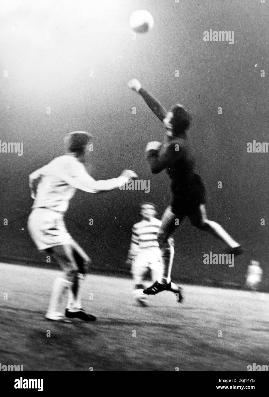 FOOTBALL CHARITY MATCH REAL MADRID V CELTIC GLASGOW ARIQUISTAIN & CHALM ; 11. SEPTEMBER 1962 Stockfoto