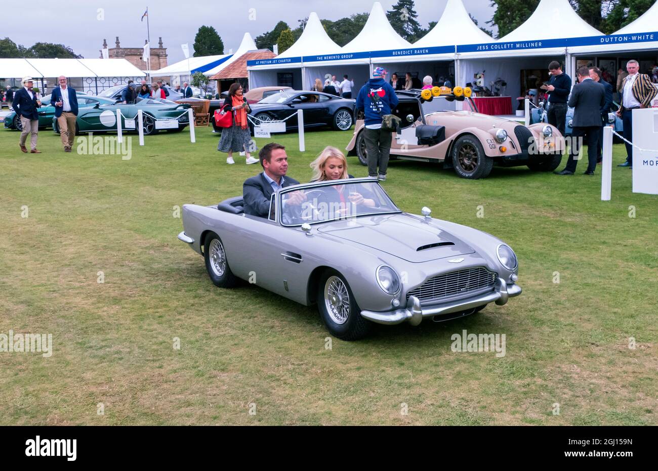 Die Litttle Car Company Aston Martin DB5 Volante wird auf dem 2021 Salon Prive Concours D'Elegance im Blenheim Palace Woodstock Oxfordshire UK vorgeführt Stockfoto