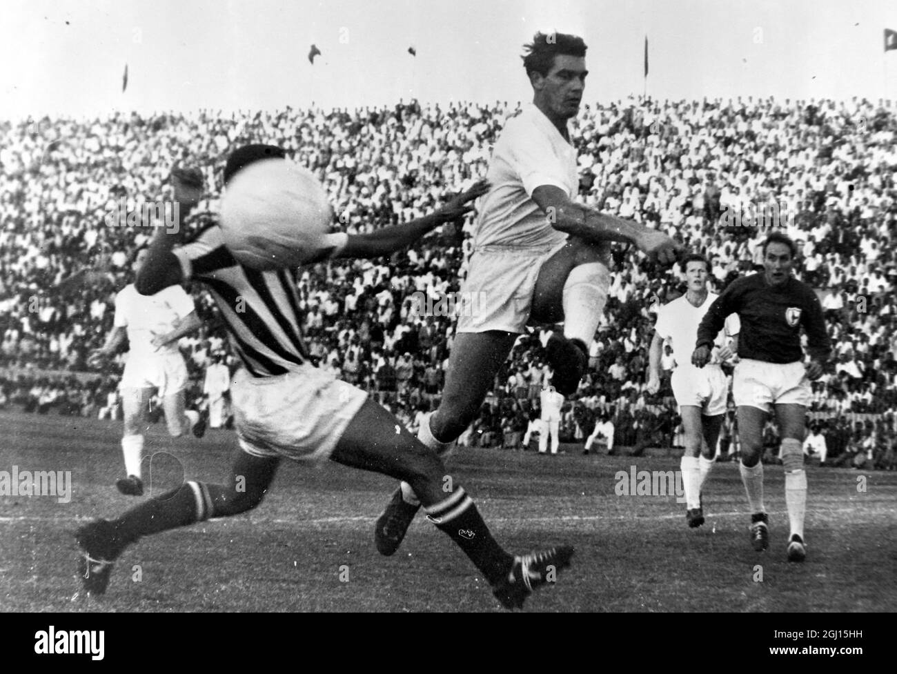 FUSSBALLER VON TOTTENHAM HOTSPURS RON HENRY UND MOHAMED YEHIA AUS ÄGYPTEN IN AKTION ; 16. NOVEMBER 1962 Stockfoto