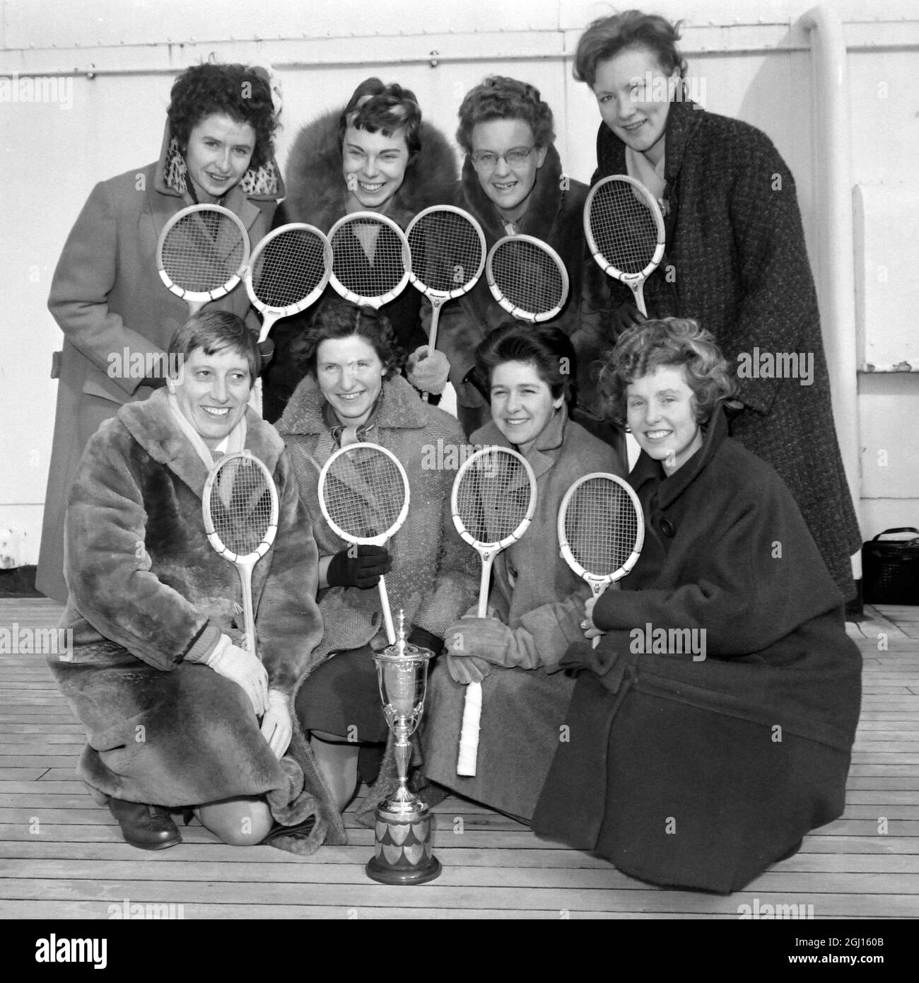 3. JANUAR 1963 DAS BRITISCHE SQUASHTEAM KOMMT MIT DEM QUEEN MARY LINER IN NEW YORK, USA, AN. ANNA CRAVEN SMITH; PAULINE WEISS; FRAU MARSHALL; MARY MUNCASTER; JANET BISLEY; SHEILA MACINTOSH; CLAIRE HARGREAVES; JENNIFER CRANE. Stockfoto