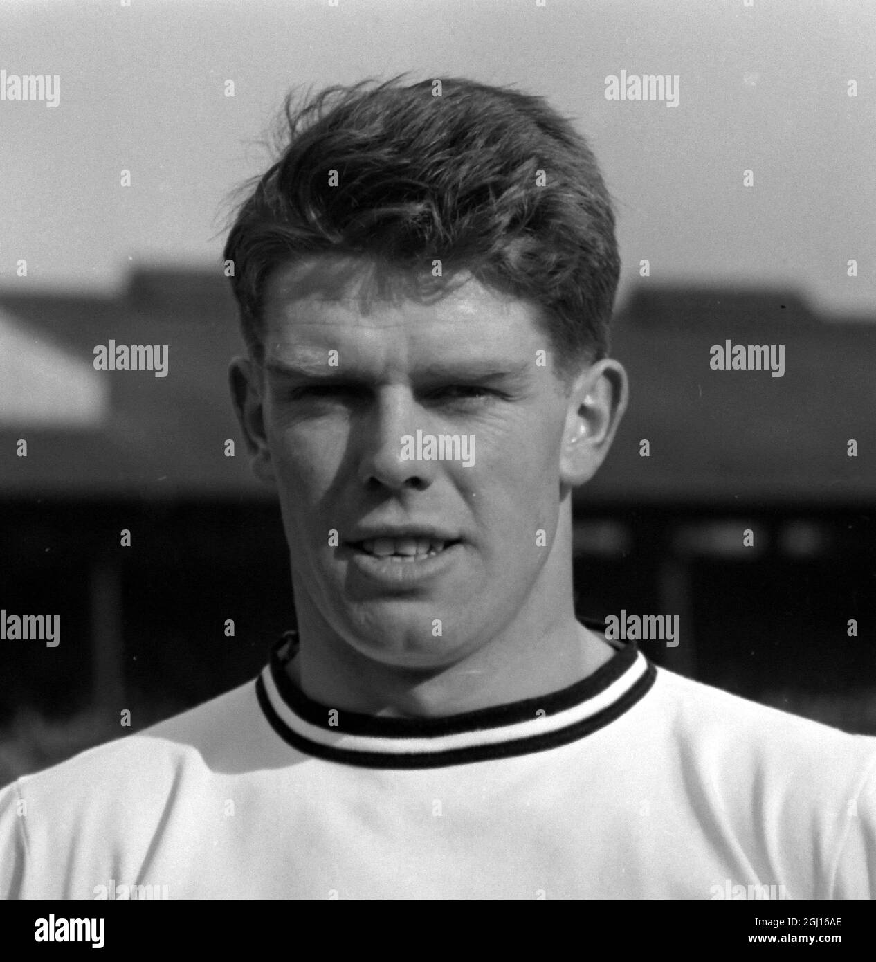 PETER DINSDALE - PORTRAIT DES FUSSBALLERS VON HUDDERSFIELD CITY FOOTBALL CLUB PORTRAIT ; 6. MÄRZ 1963 Stockfoto