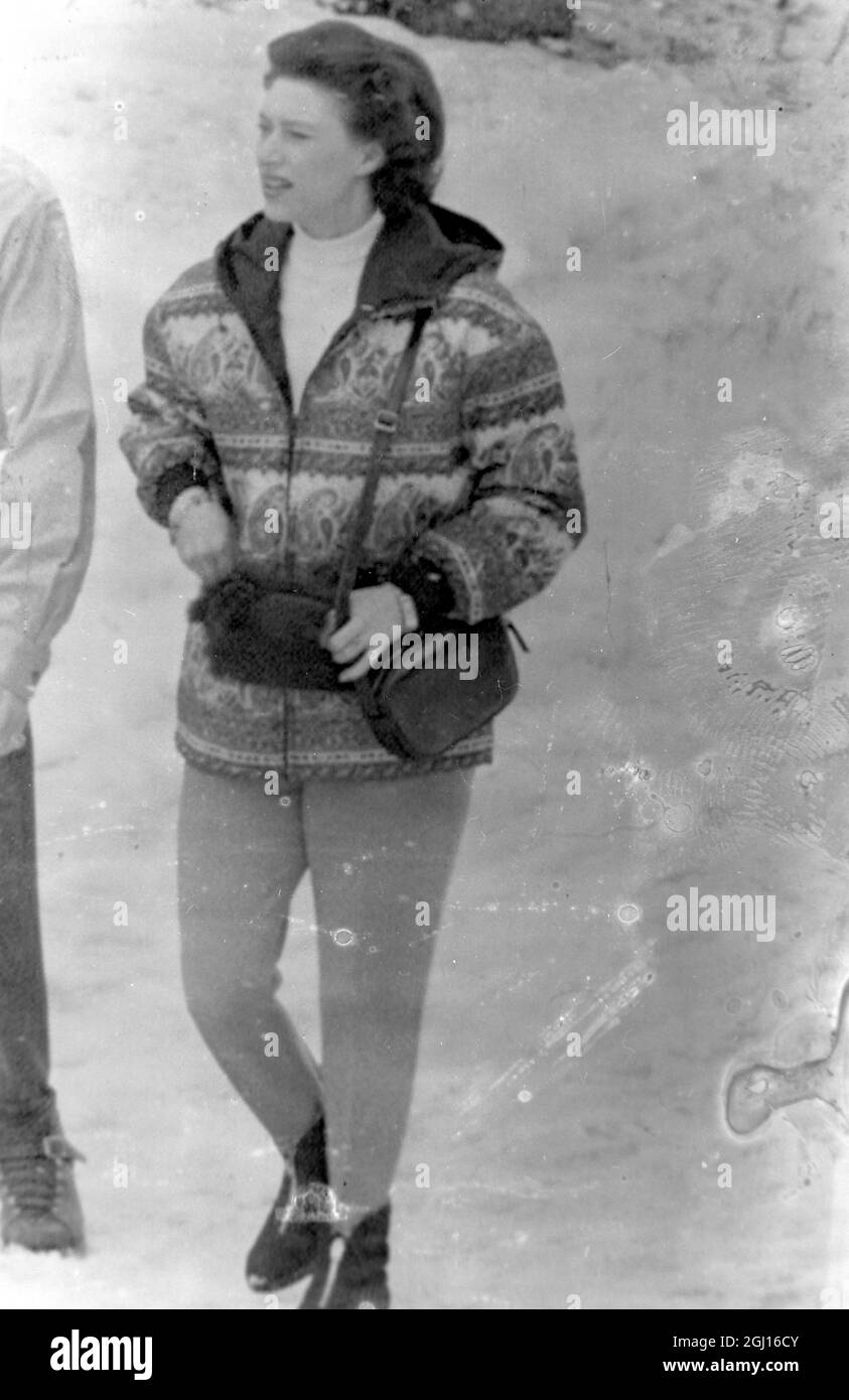 PRINZESSIN MARGARET ROSE UND LORD SNOWDON IM SKIGEBIET WANDERN IN DER SCHWEIZ - ; 28. MÄRZ 1963 Stockfoto