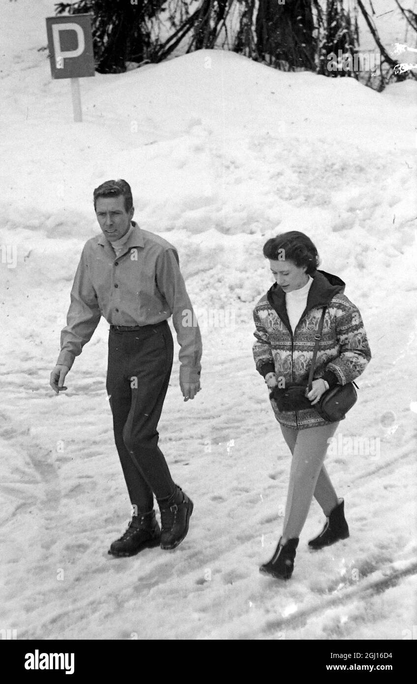 PRINZESSIN MARGARET ROSE UND LORD SNOWDON BEI EINEM SPAZIERGANG IM SKIGEBIET IN DER SCHWEIZ ; 28. MÄRZ 1963 Stockfoto