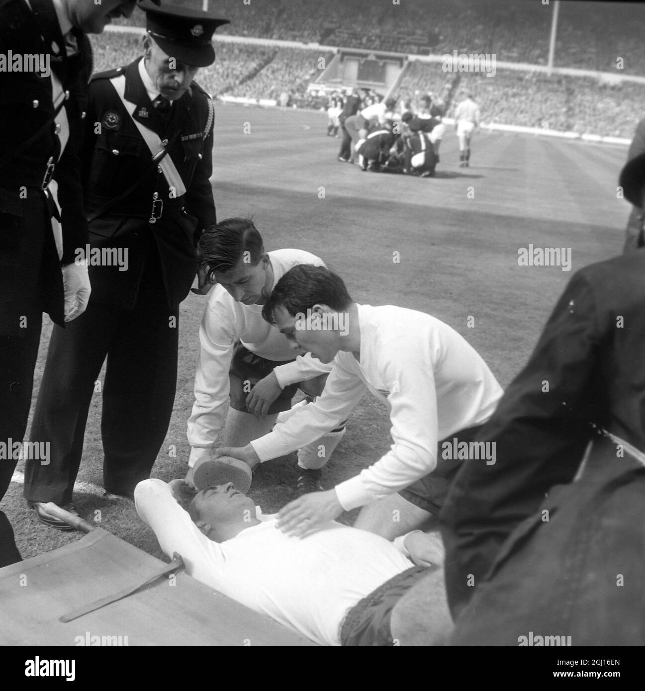FOOTBALL SCOTLAND V ENGLAND JIMMY GREAVES & BOBBY SMITH WERDEN VON BRIAN DOUGLAS BEHANDELT ; 6. APRIL 1963 Stockfoto