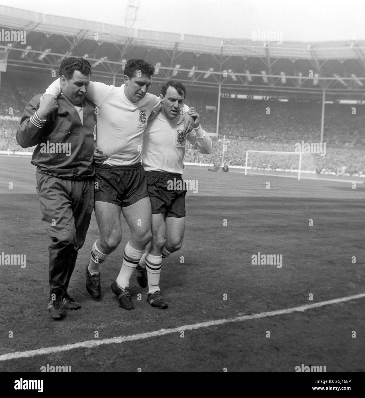 FOOTBALL SCOTLAND V ENGLAND JIMMY GREAVES & BOBBY SMITH WERDEN VON BRIAN DOUGLAS BEHANDELT - ; 6. APRIL 1963 Stockfoto
