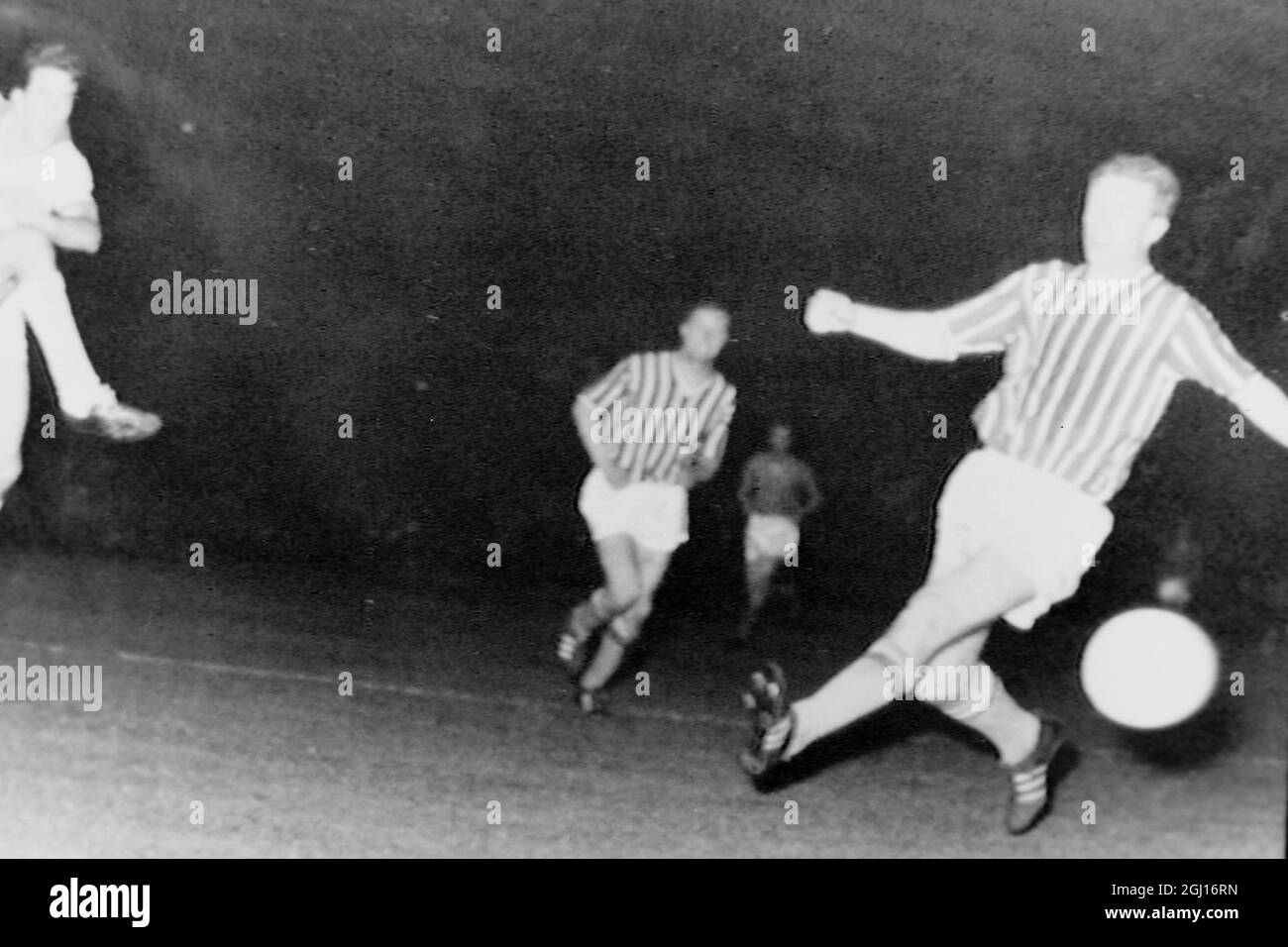 AUGUSTO JOSE IN AKTION - FUSSBALL-EUROPAMEISTERSCHAFT FEYENOORD V BENFICA LISSABON 9. MAI 1963 Stockfoto