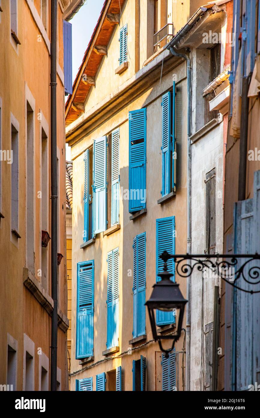 Lamppost und Fenster von Manosque Haus in der Provence Region Südfrankreich. Stockfoto