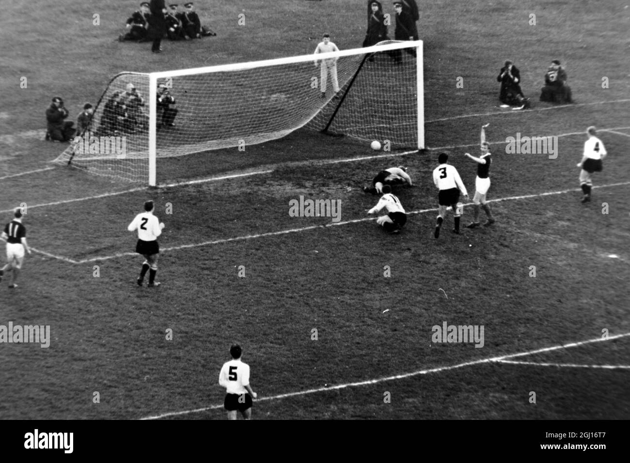 FUSSBALL ÖSTERREICH V SCHOTTLAND DENIS GESETZ ERZIELT SCOTLANDS 3. TOR - ; 9. MAI 1963 Stockfoto