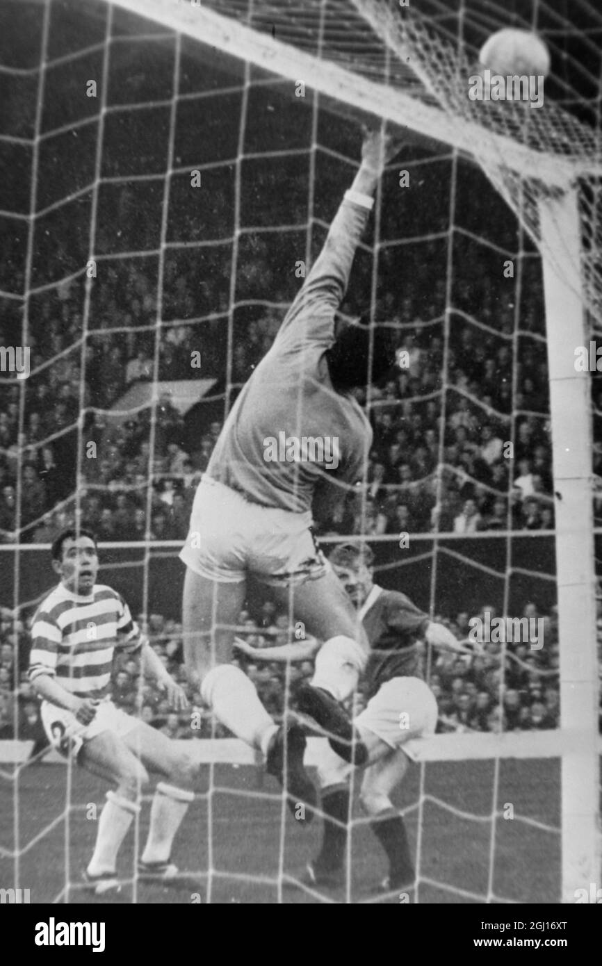 CELTIC GLASGOW TORWART RETTET WÄHREND DES SCOTTISH CUP FUSSBALLSPIELS ; 18. MAI 1963 Stockfoto