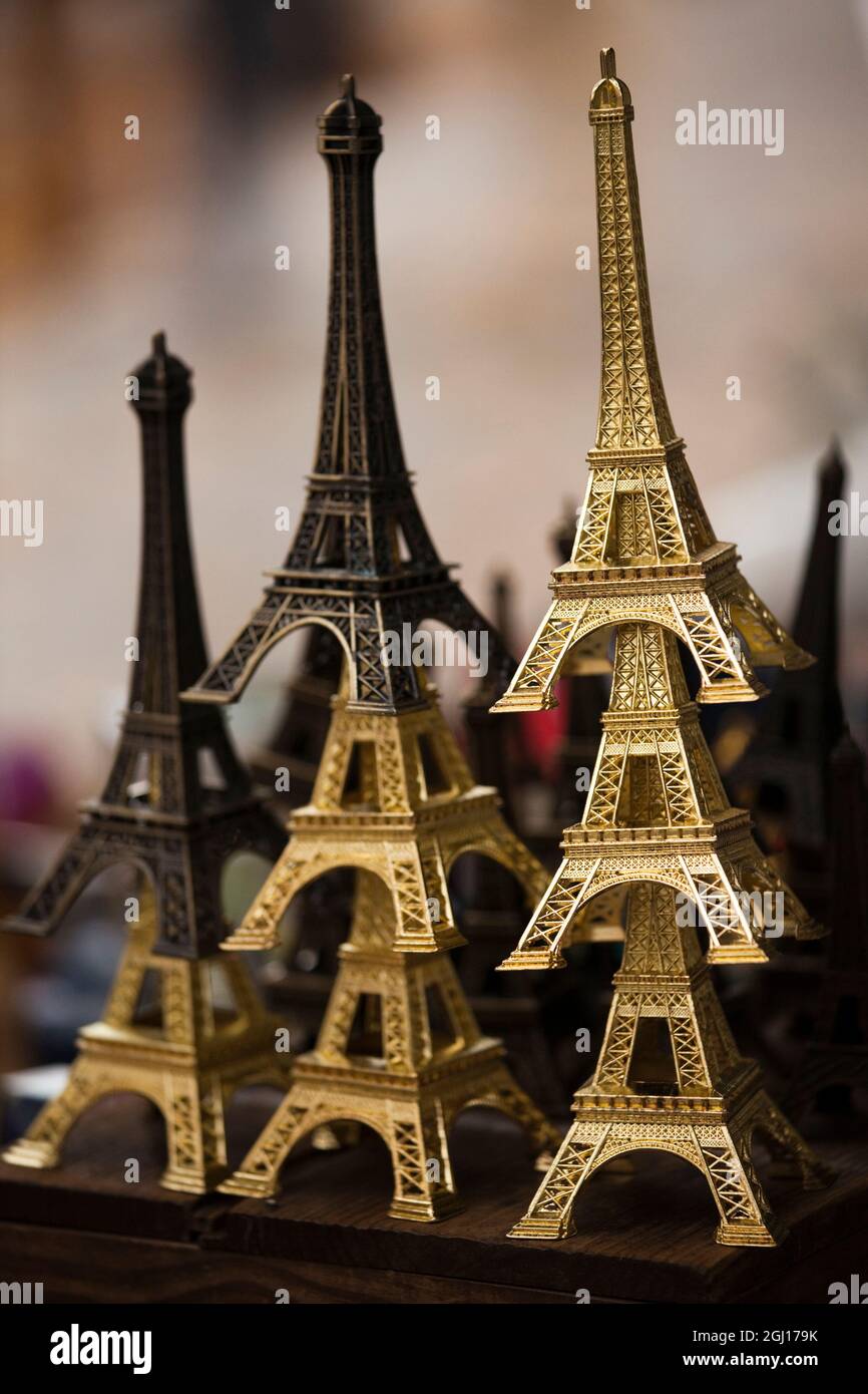 Frankreich, Paris, Rive Gauche, Souvenir Eiffel Towers Stockfoto