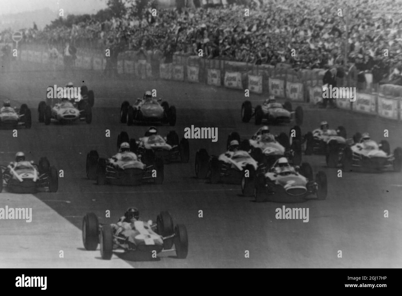 RENNFAHRER JIM CLARK UND RICHIE GINTHER BEIM GROSSEN PREIS VON DEUTSCHLAND AUF DEM NÜRBURGRING - ; 4. AUGUST 1963 Stockfoto
