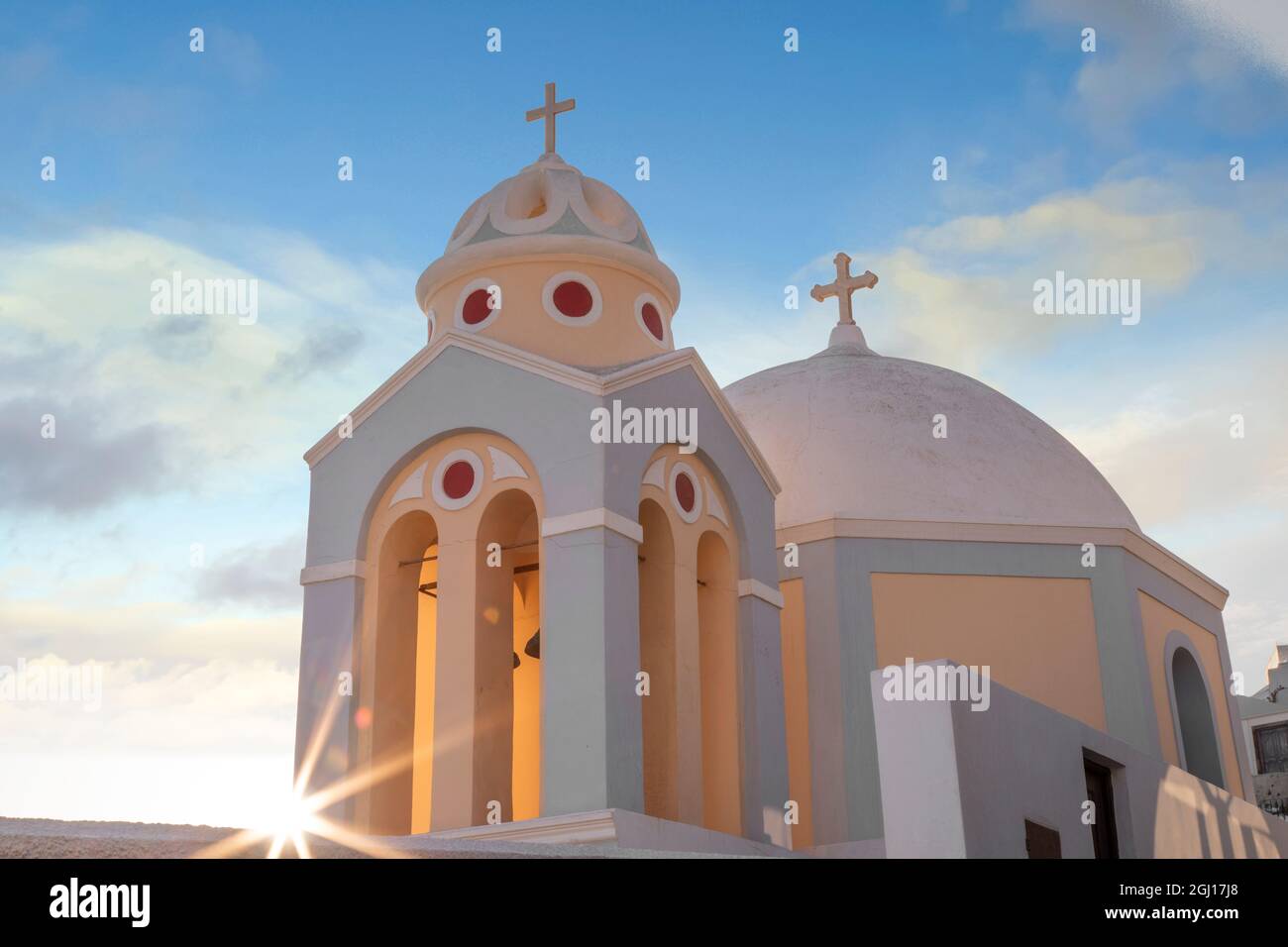 Kuppelkirche mit Kirchturm in der Stadt Fira, Santorini, Griechenland. Stockfoto