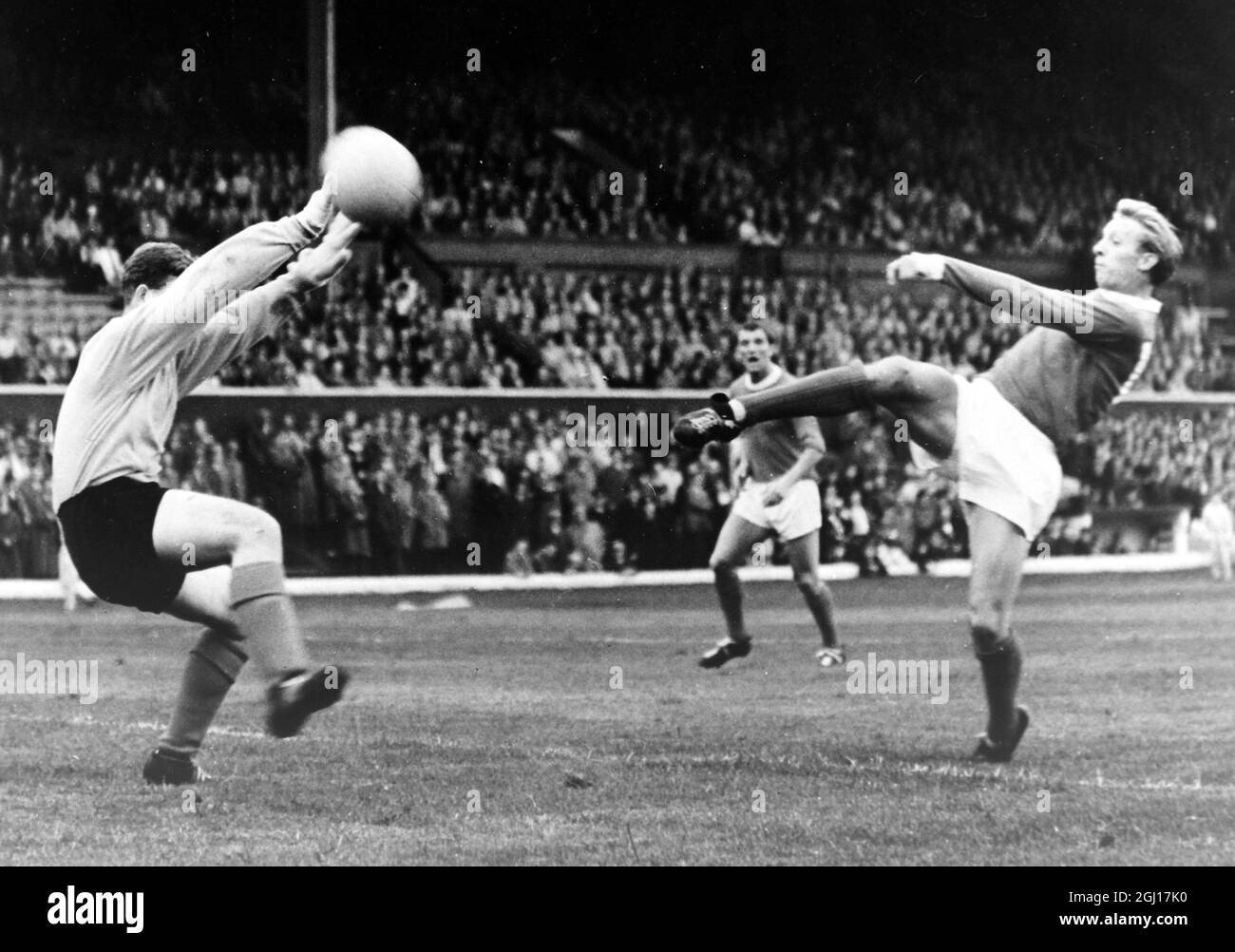 FOOTBALL GLASGOW CHARITY CUP SPIEL MANCHESTER UNITED NIVEN CANT SAVE ; 9. AUGUST 1963 Stockfoto