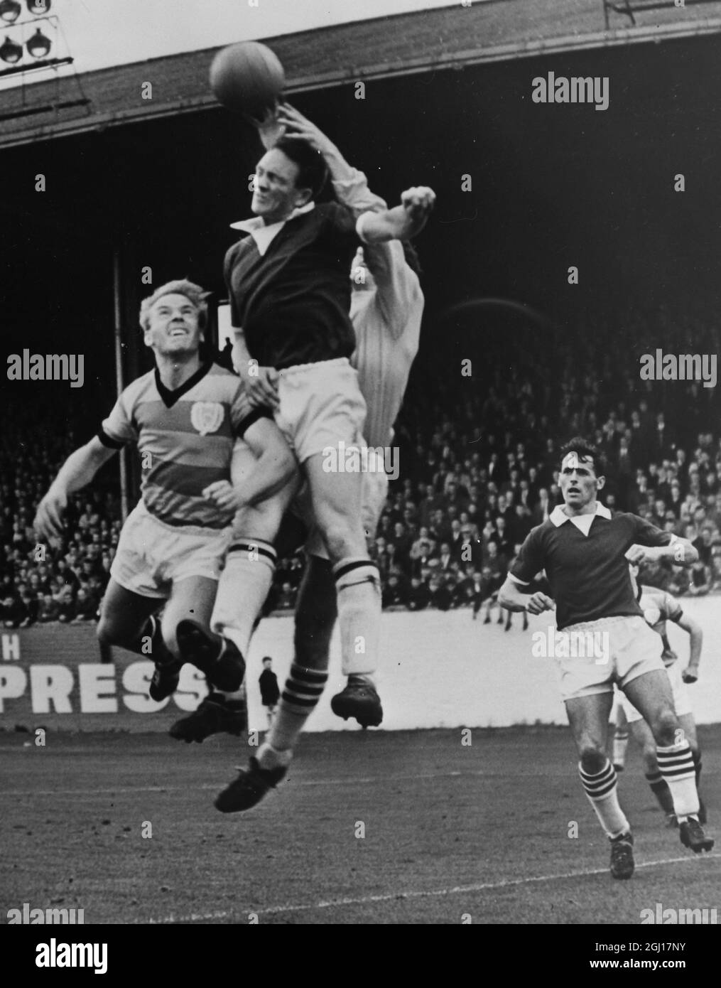 FOOTBALL HEARTS V PARTICK THISTLE CRUISCHSHANKS WIRD IN SCHOTTLAND GESCHOSSEN ; 19. AUGUST 1963 Stockfoto