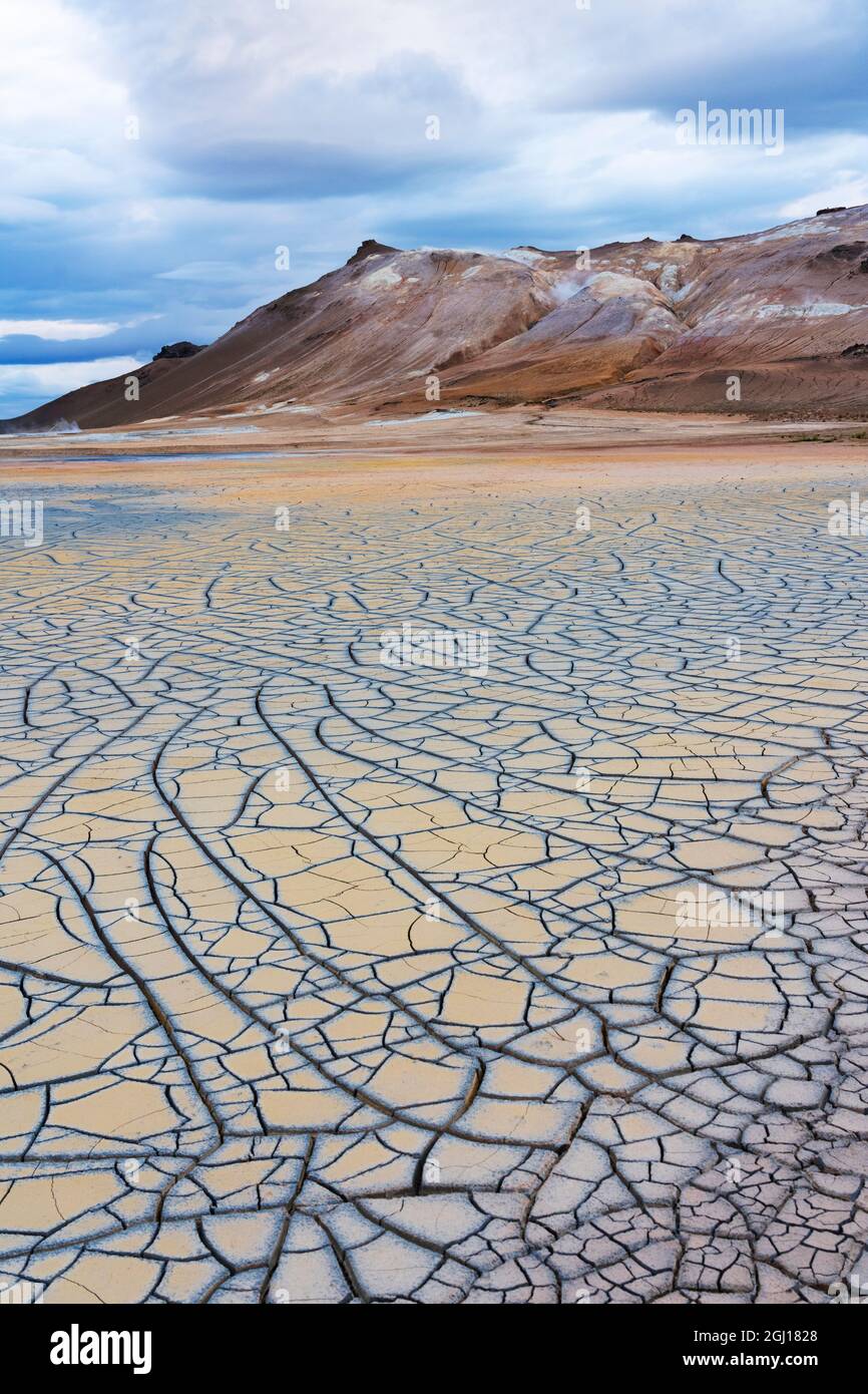 Island, Lake Myvatn District, Hverir Geothermie Gebiet, Schlammflatten. Muster des Trocknungsschlamms in der Nähe der Geothermie. Stockfoto