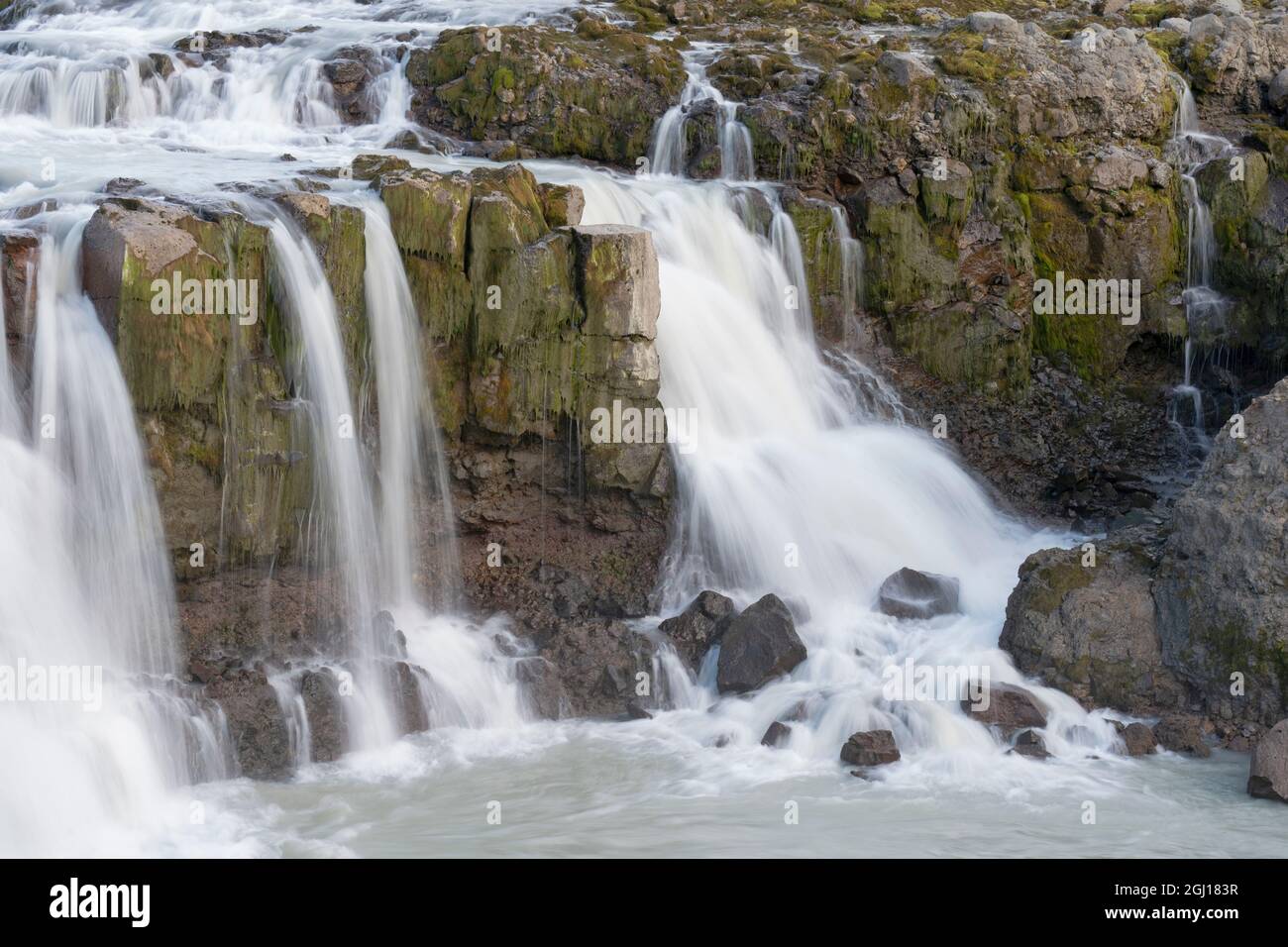 Island, Gygjarfoss Wasserfall. Dieser kleine Wasserfall fließt durch eine eher karge Landschaft. Stockfoto