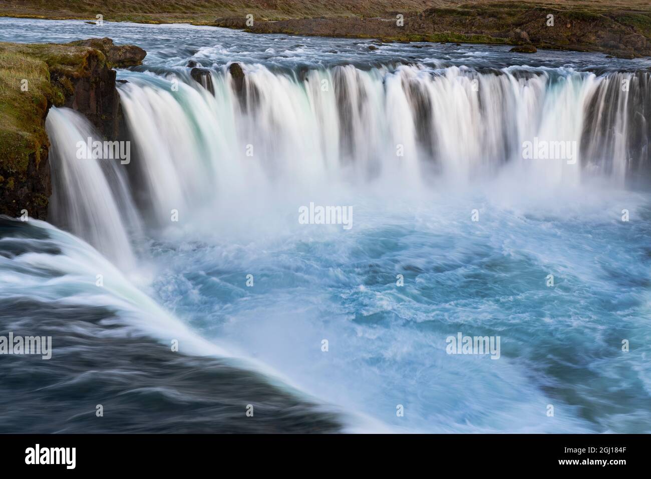 Island, Godafoss Wasserfall. Der Wasserfall erstreckt sich über 30 Meter mit mehreren kleinen Wasserfällen an den Rändern. Stockfoto