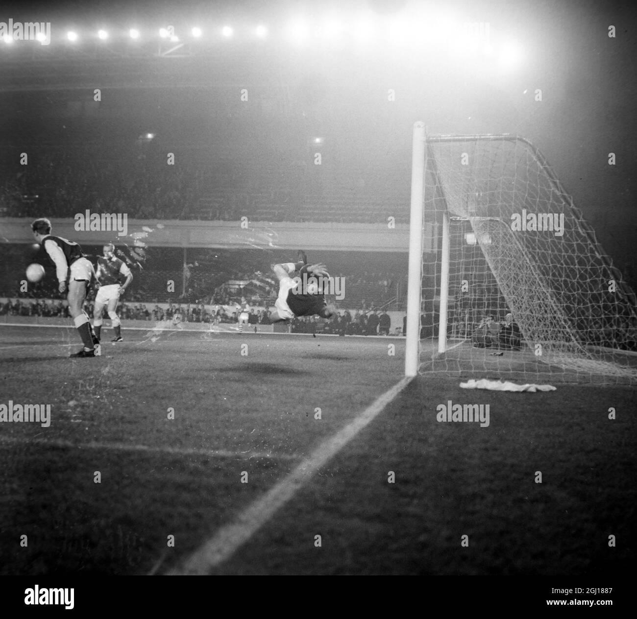 FUSSBALL INTER CITIES MESSEN CUP DENMARK V ARSENAL - HANSEN UND NIELSEN IN AKTION - ; 22. OKTOBER 1963 Stockfoto