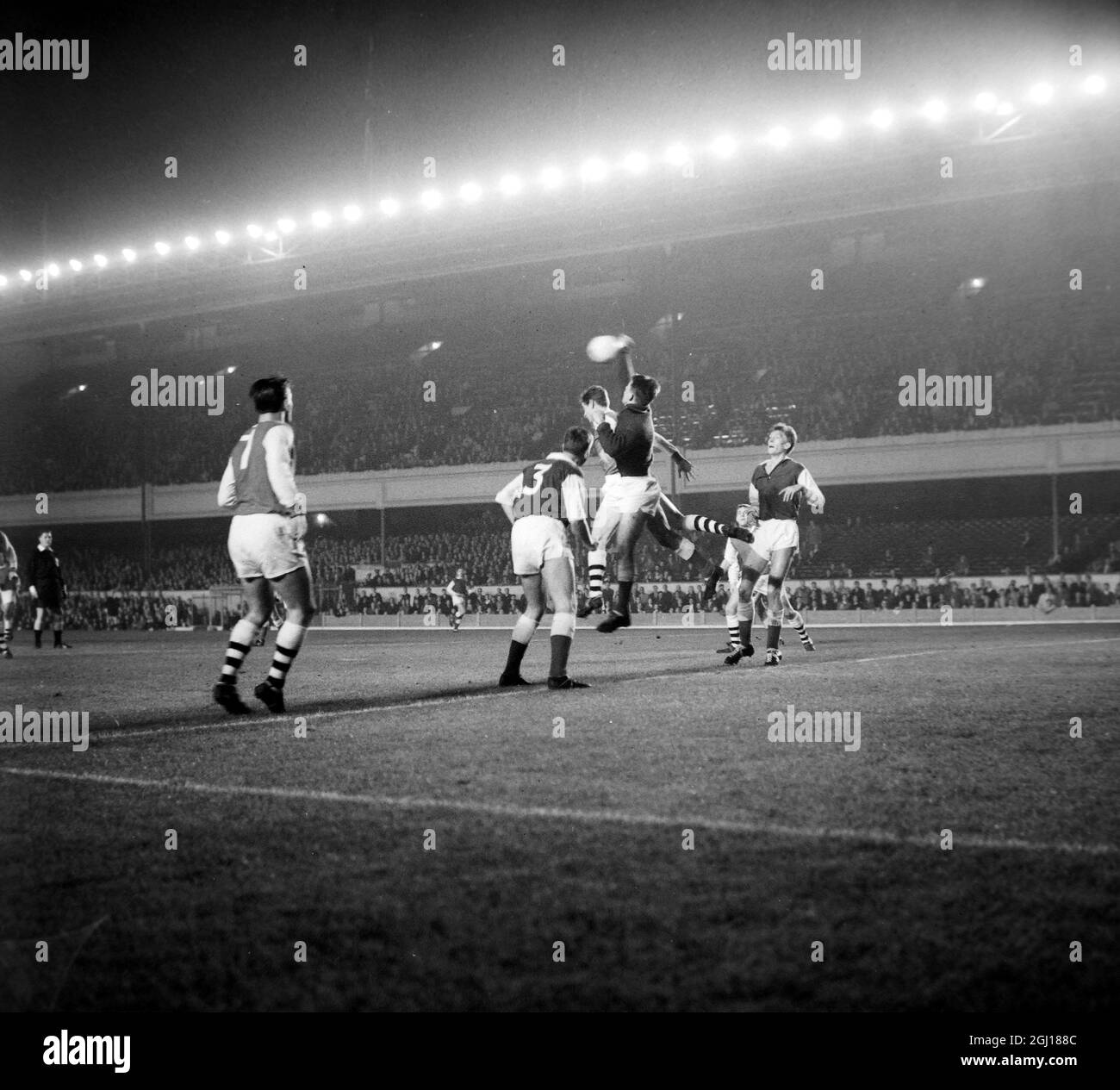 FUSSBALL INTER CITIES MESSEN CUP DENMARK V ARSENAL - SKIRTON, STRONG, NIELSEN UND LARSEN IN AKTION - ; 22. OKTOBER 1963 Stockfoto