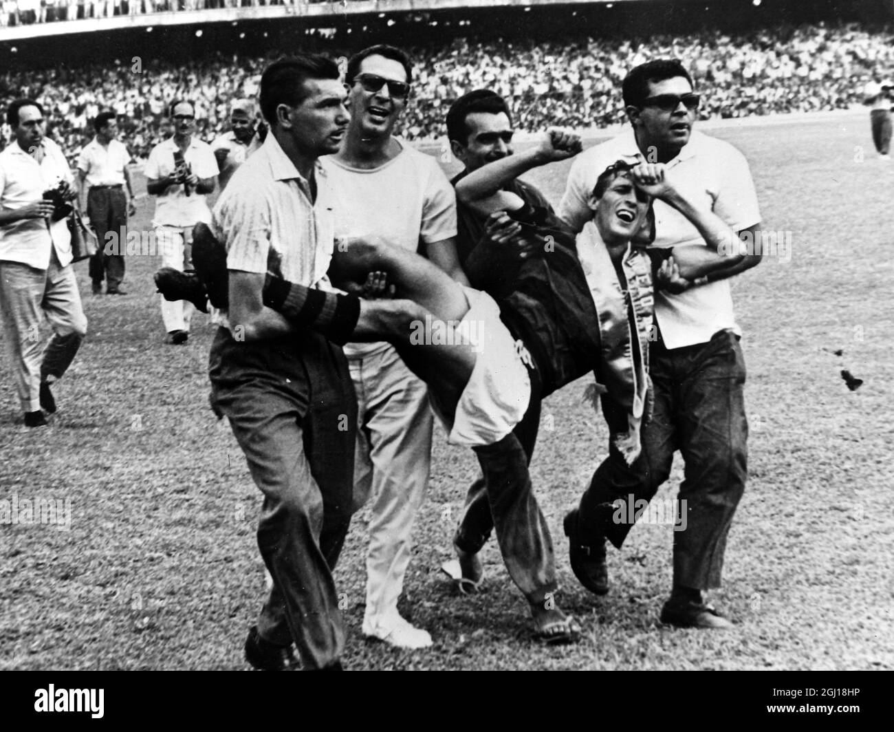 FOOTBALL ESPANOL V FLUMENGO SIEGREICHE FANS ZIEHEN IN BRASILIEN VOM SPIELFELD ; 24. DEZEMBER 1963 Stockfoto