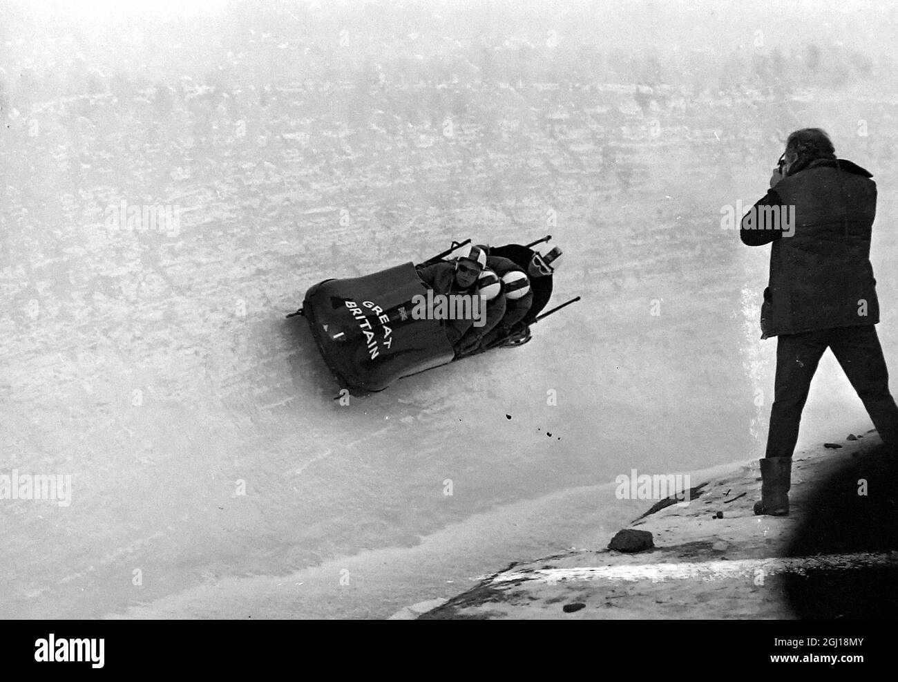 OLYMPISCHE WINTERSPIELE IN INNSBRUCK, ÖSTERREICH - BRITISCHES BOB-TEAM TONY NASH, DAVID LEWIS, GUY RENWICK UND ROBIN DIXON ; 25. JANUAR 1964 Stockfoto