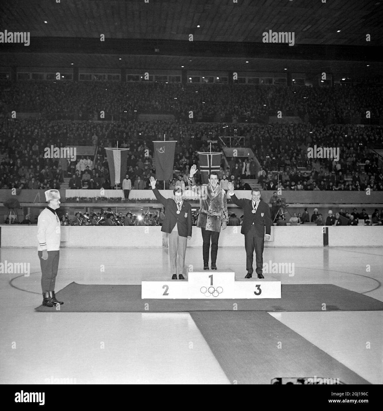 OLYMPISCHE WINTERSPIELE IN INNSBRUCK, ÖSTERREICH - GEWINNER DES 1500-METER-EISSCHNELLLAUFES - VILLY HAUGEN, AMEISEN ANTSON UND CORNELIS VERKERK AUF DEM PODIUM ; 9. FEBRUAR 1964 Stockfoto