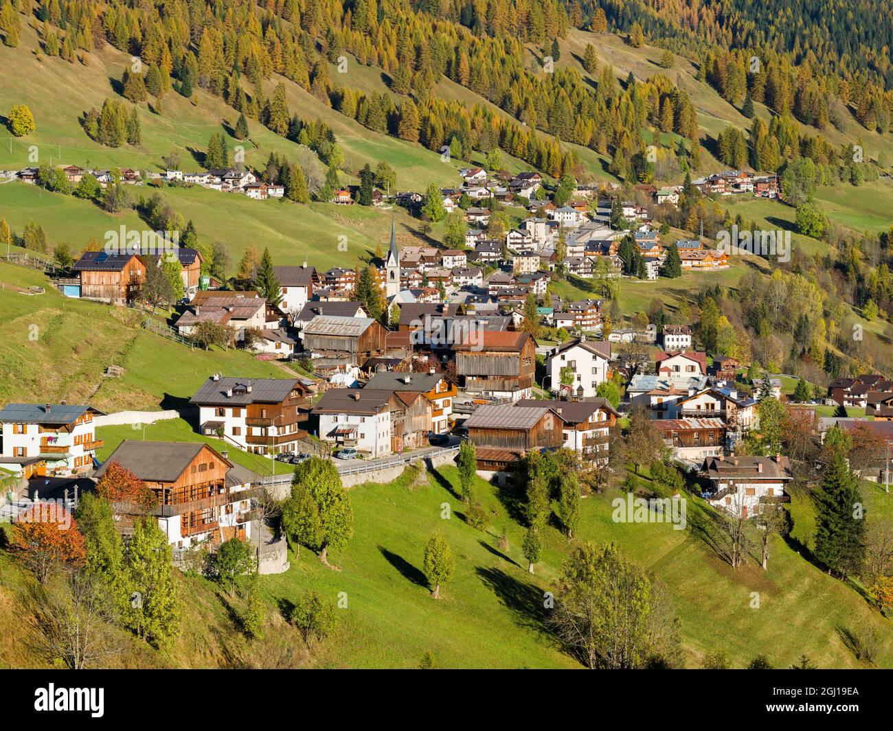 Village Selva di Cadore in Val Fiorentina.  The Dolomites of the Veneto are part of the UNESCO world heritage. Europe, Central Europe, Italy, October Stockfoto