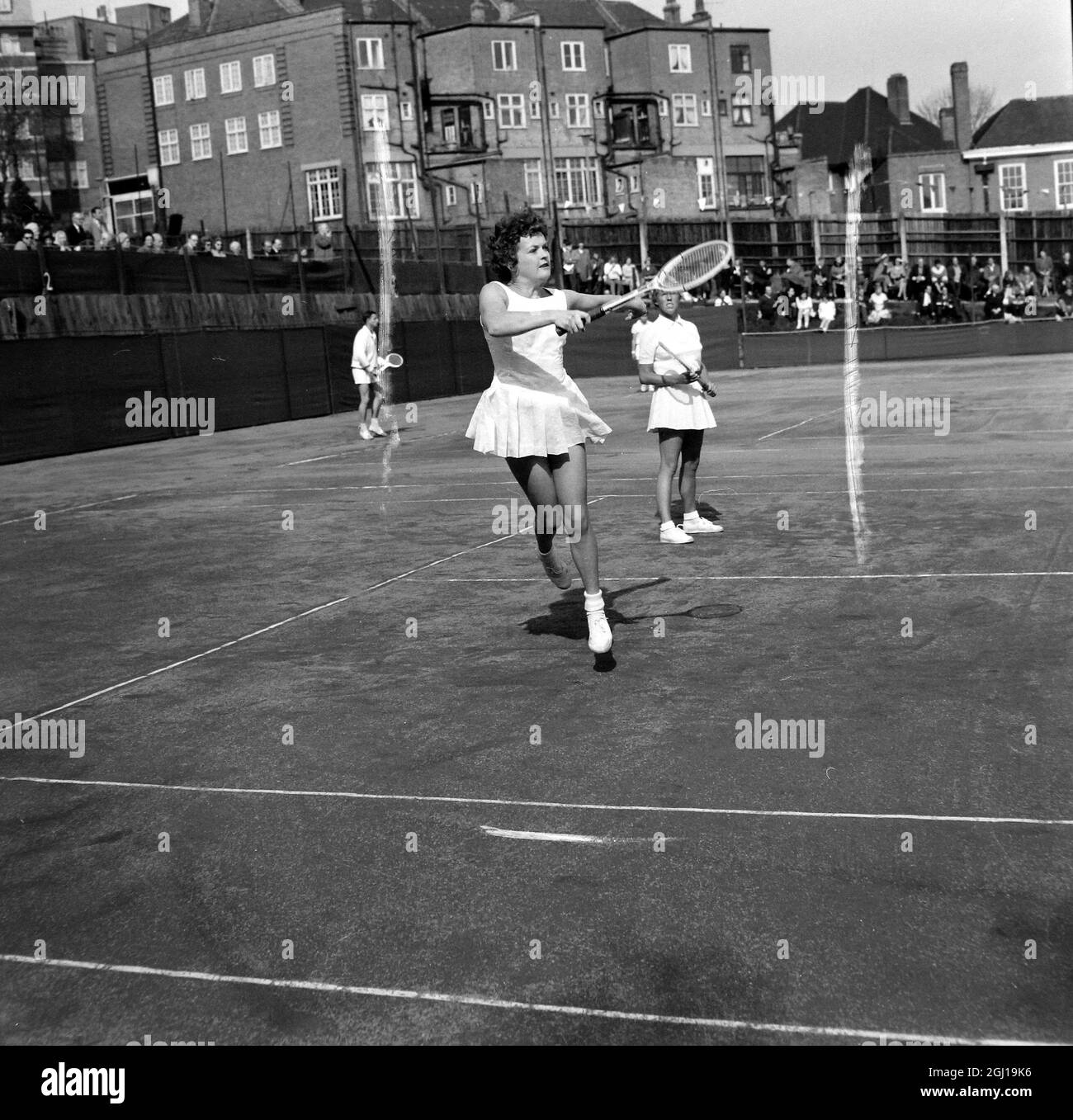 ANN JONES IN BADMINTON-ACTION V JAN LEHANE IN LONDON - ; 8. APRIL 1964 Stockfoto