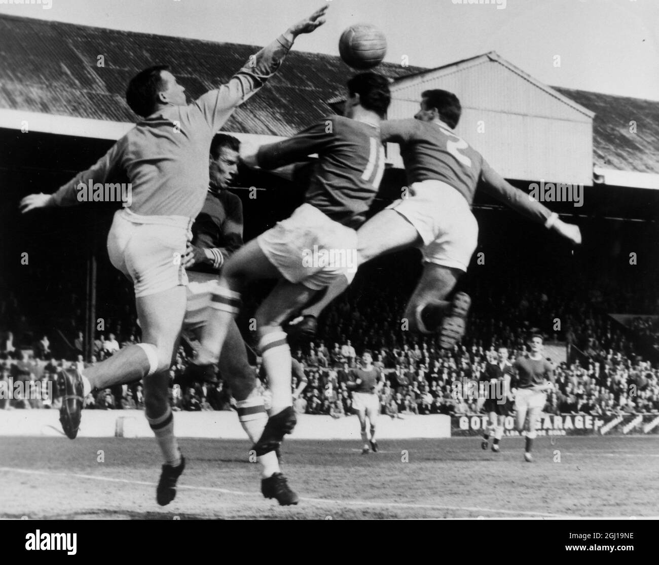 ROTHERHAM UNITED V ORIENT - IRONSIDE FUSSBALLER RETTET BALL - ; 11. APRIL 1964 Stockfoto