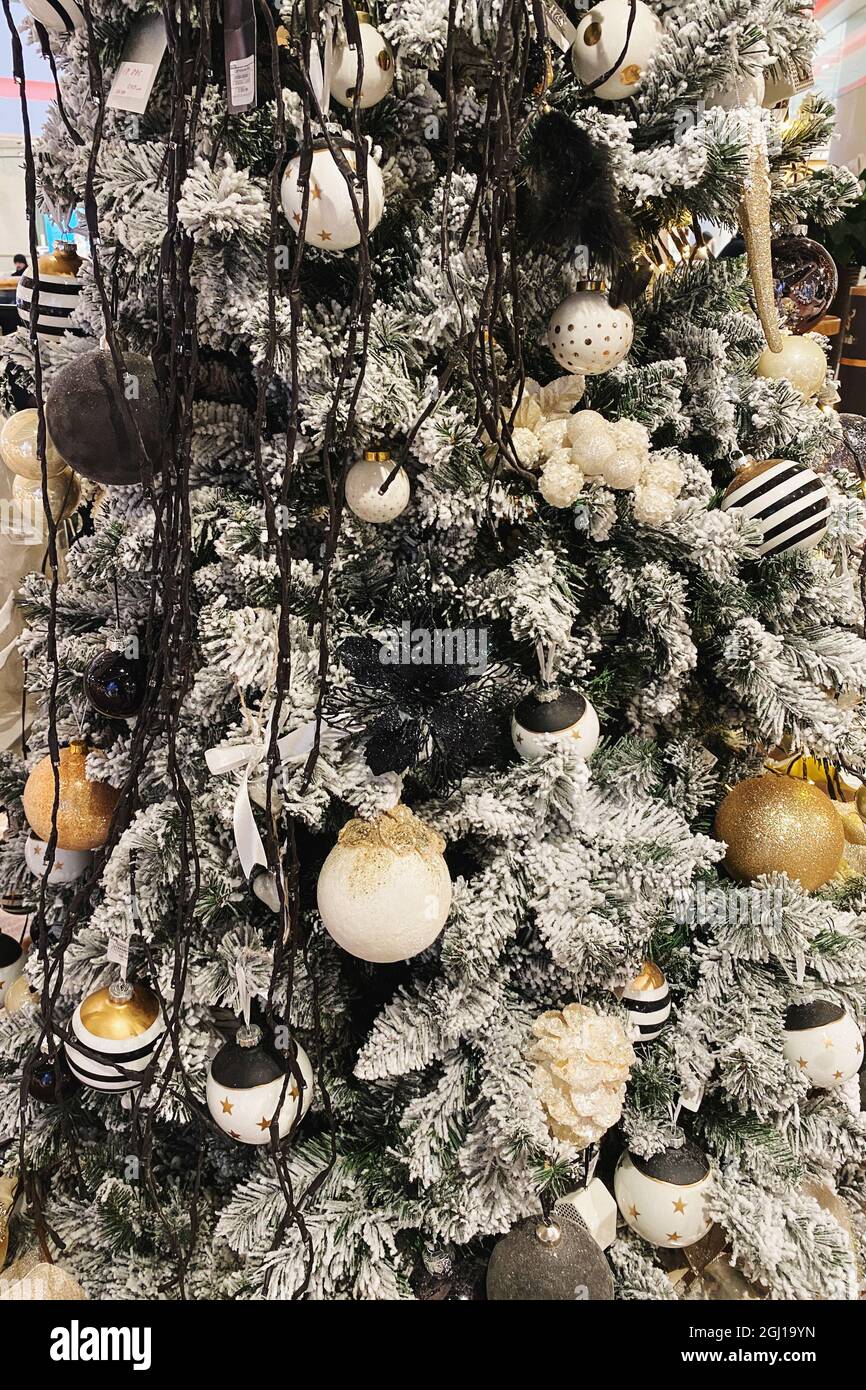 Klassische märchenhafte Weihnachtsdekoration. Weihnachtsbaum im Laden. Neujahr und Urlaub im Winter. Stockfoto
