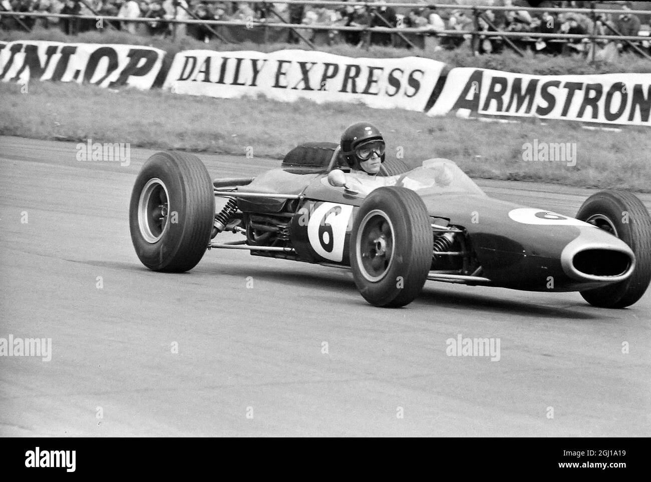 DAN GURNEY BRABHAM CLIMAX - RENNFAHRER IN AKTION BEIM 16. INTERNATIONALEN POKALRENNEN AUF SILVERSTONE CIRCUIT - 5. MAI 1964 Stockfoto