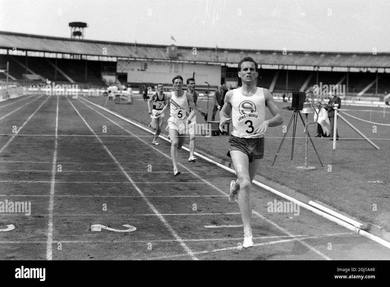 BALKE J DEUTSCHER ATHLET IN AKTION BEI BRITISCHEN SPIELEN IN WHITE CITY, LONDON - ; 16. MAI 1964 Stockfoto