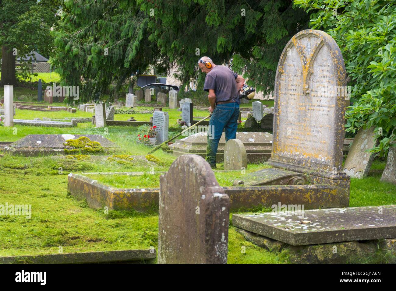 Friedhof, Friedhof, Wartung in der Church of St. Nichola, Bathampton, Somerset, Großbritannien Stockfoto