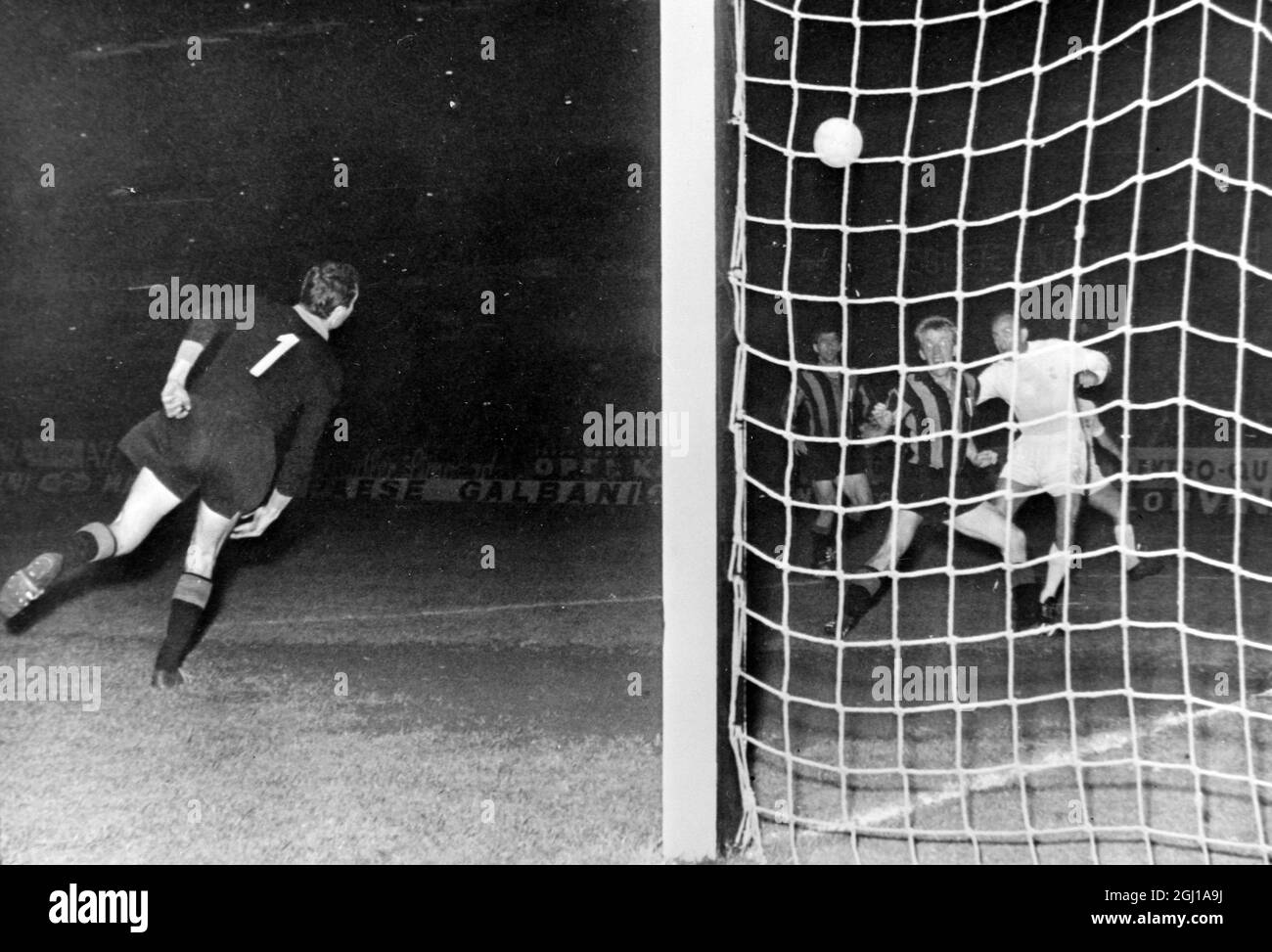 INTER MAILAND V REAL MADRID - EUROPEAN CUP OF LEAGUE CHAMPIONS FINAL, FUSSBALL IN AKTION IN WIEN, ÖSTERREICH ; 28. MAI 1964 Stockfoto