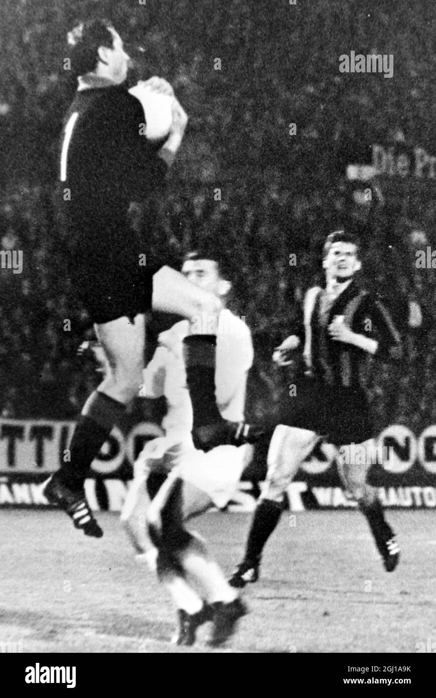 INTER MAILAND V REAL MADRID - EUROPEAN CUP OF LEAGUE CHAMPIONS FINAL, FUSSBALL IN AKTION IN WIEN, ÖSTERREICH ; 29. MAI 1964 Stockfoto