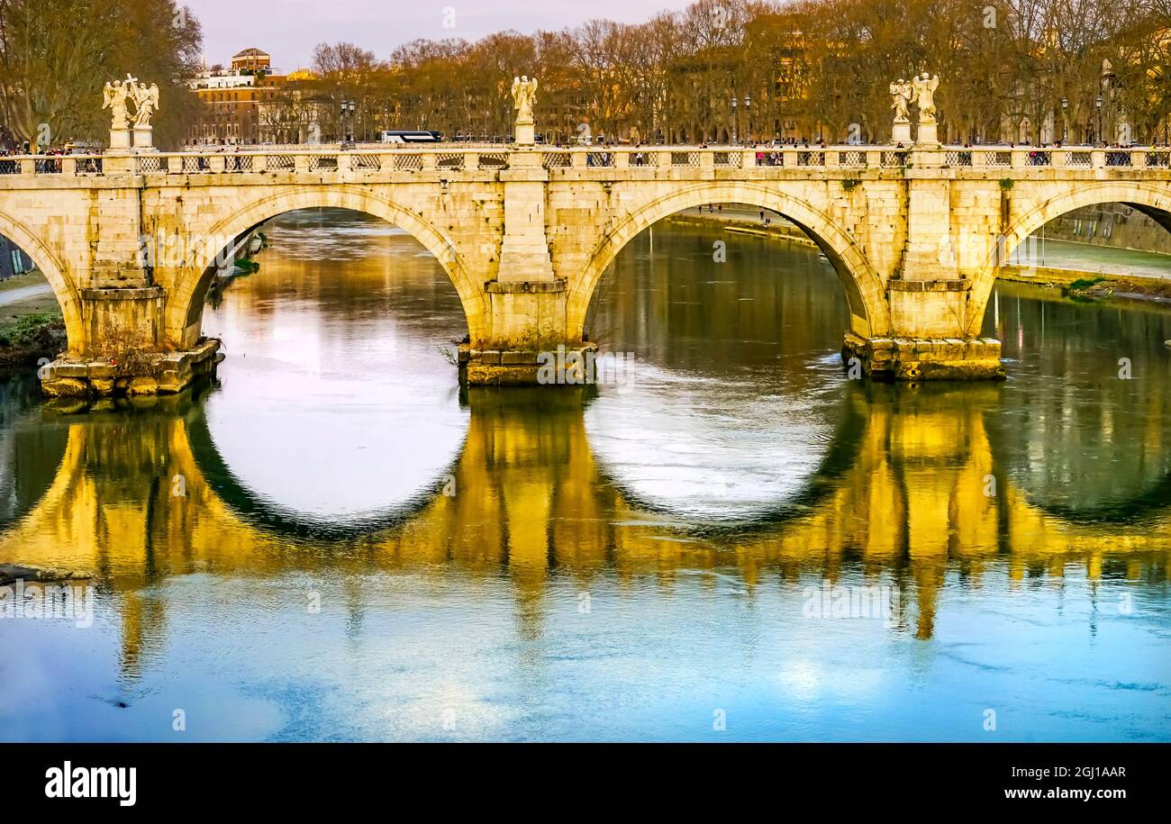 Angelobrücke, Tiber, Rom, Italien. Entworfen von Gian Lorenzo Bernini, dem berühmten italienischen Bildhauer. Stockfoto