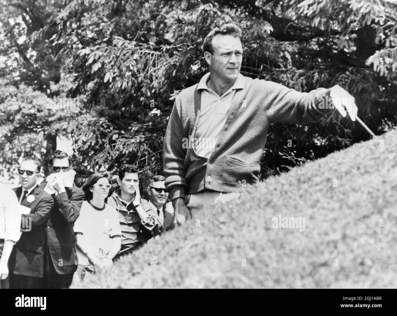 5. JUNI 1964 Arnold Palmer blickt über den Hügel zum ersten Grün im Westchester Country Club während des Thunderbird Classic Invitational Golf Turniers in Rye, New York, USA. Stockfoto