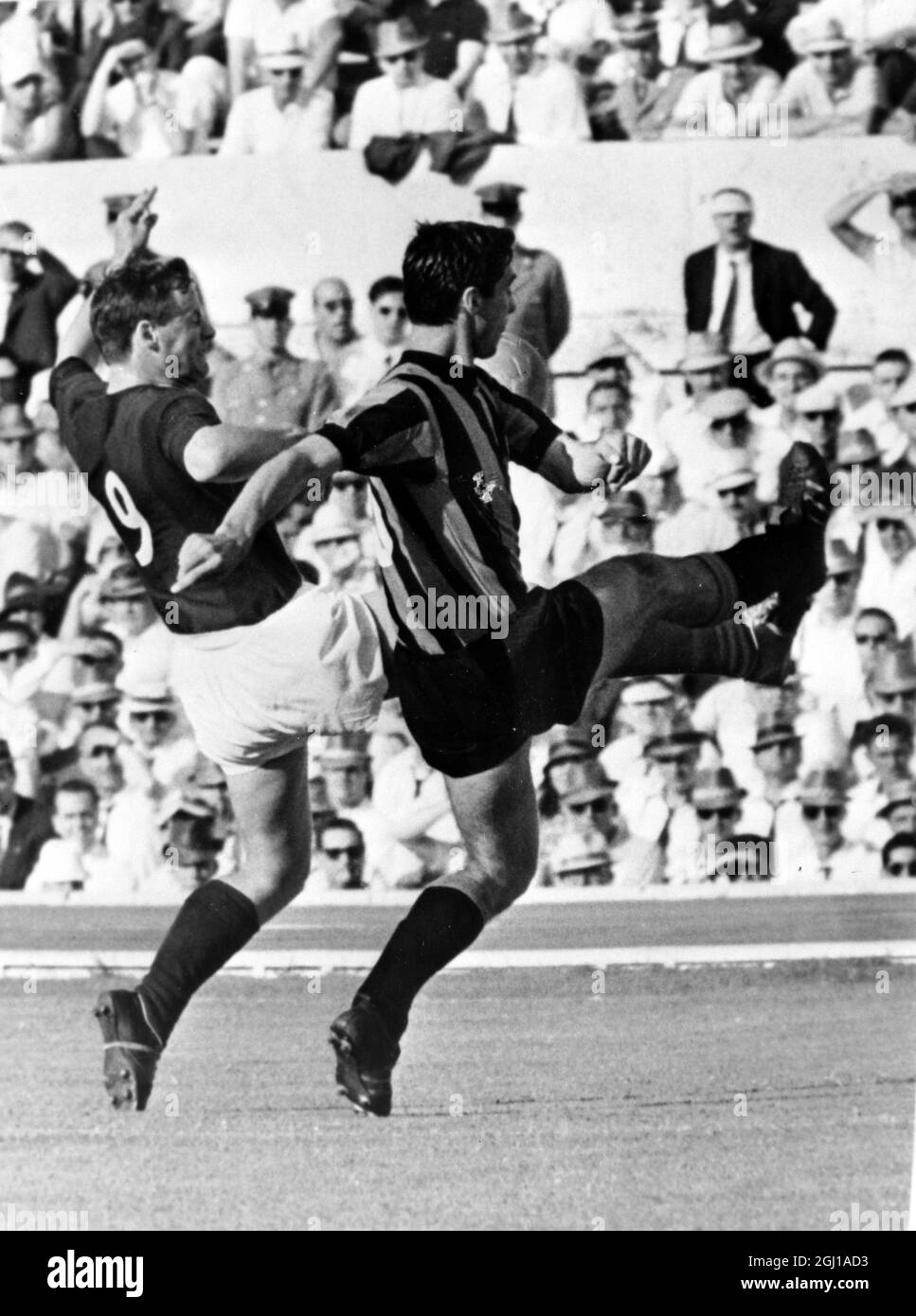 FOOTBALL BOLOGNA V INTER MILAN HARALD NIELSEN IN AKTION IN ROM ; 9. JUNI 1964 Stockfoto