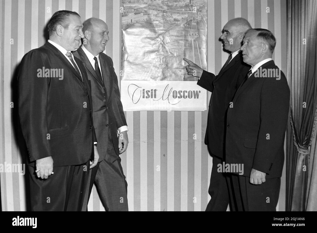 JOE MARCH UND ROY CLEVELAND US-PFERDEBESITZER UND MIT RUSSIANYEVGENY DOUMATOV UND PETER PARICHEV IN NEW YORK - ; 3. JULI 1964 Stockfoto