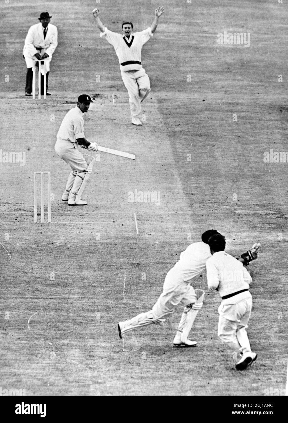 CRICKET-TESTSPIEL ENGLAND V AUSTRALIEN IN LEEDS - TED DEXTER, GROUT UND MACKENZIE IN AKTION - ; 3. JULI 1964 Stockfoto