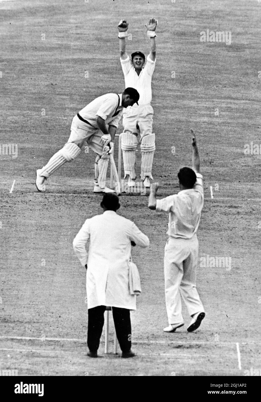 CRICKET AUSTRALIA V ENGLAND VEIVERS VON PARKS VOR TITMUS IN LEEDS GEFANGEN ; 4. JULI 1964 Stockfoto