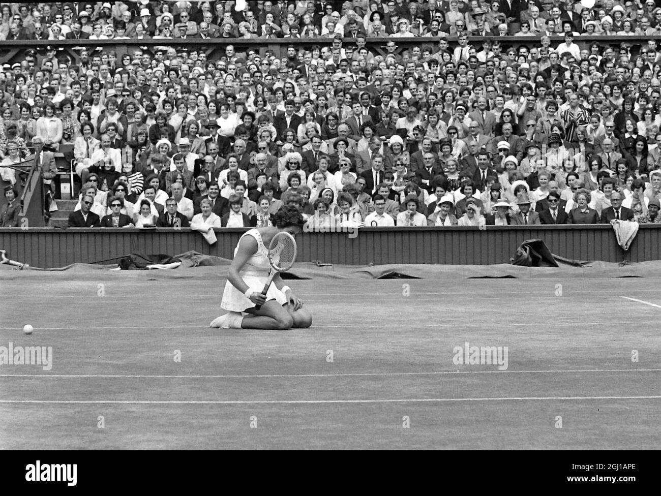 MARIA BUENO GEWINNT WIMBLEDON V MARGARET SMITH IN AKTION BEI DEN ENGLAND RASENTENNISMEISTERSCHAFTEN IN WIMBLEDON IN LONDON / ; 4. JULI 1964 Stockfoto