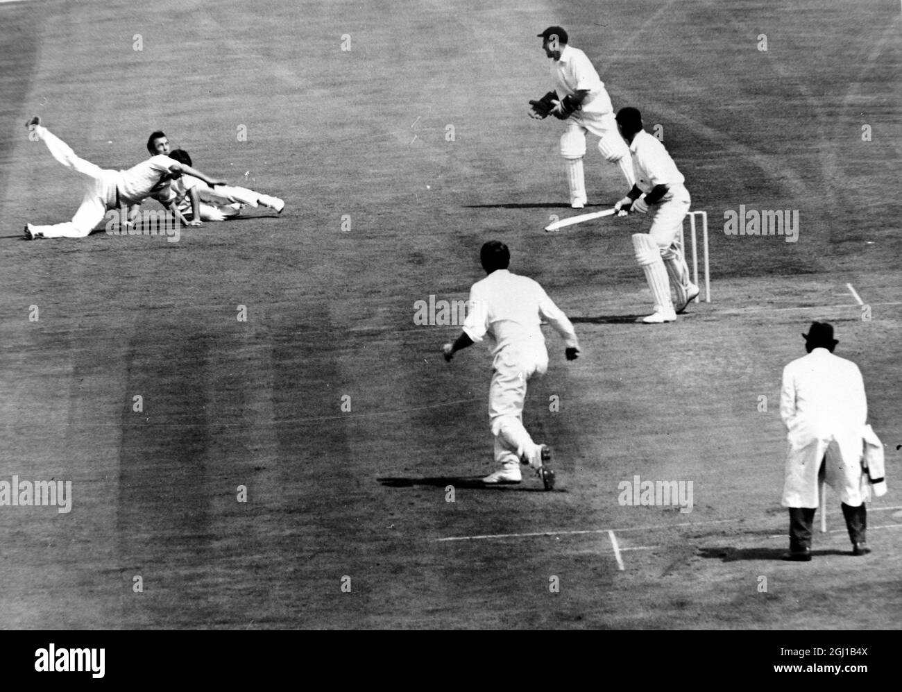 CRICKET AUSTRALIA V ENGLAND DEXTER TRIFFT MCKENZIE DURCH SLIPS ; 28. JULI 1964 Stockfoto