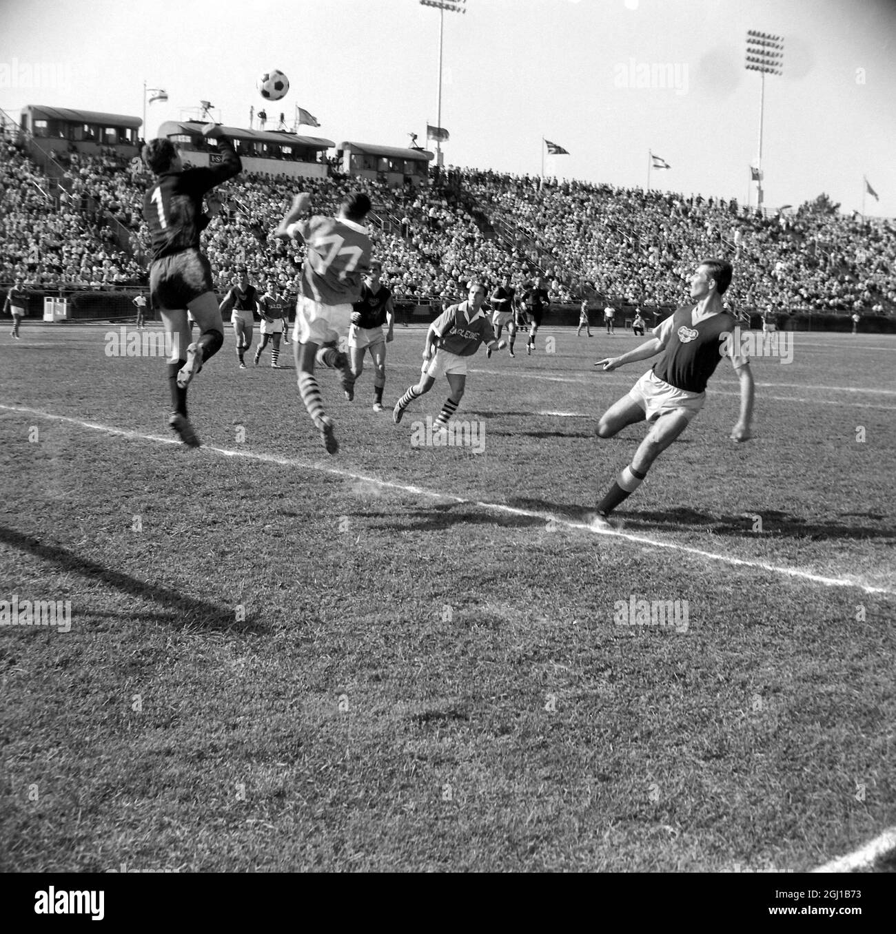 FUSSBALL INTERNATINAL LEAGUE DUKLA GET CUP NACH BEAT ZAGLEBIE LUBIN IN NEW YORK - KOUBA PAVEL PEICYK GINTER IN AKTION - ; 11. AUGUST 1964 Stockfoto