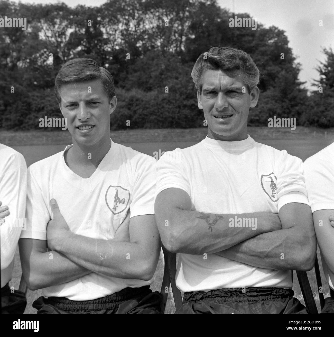 RONALD HENRY & DENNIS ALAN - PORTRAIT DER FUSSBALLER VON TOTTENHAAM HOTSPUR SPORNT DIE FUSSBALLMANNSCHAFT DES FC IN LONDON AN - ; 13. AUGUST 1964 Stockfoto