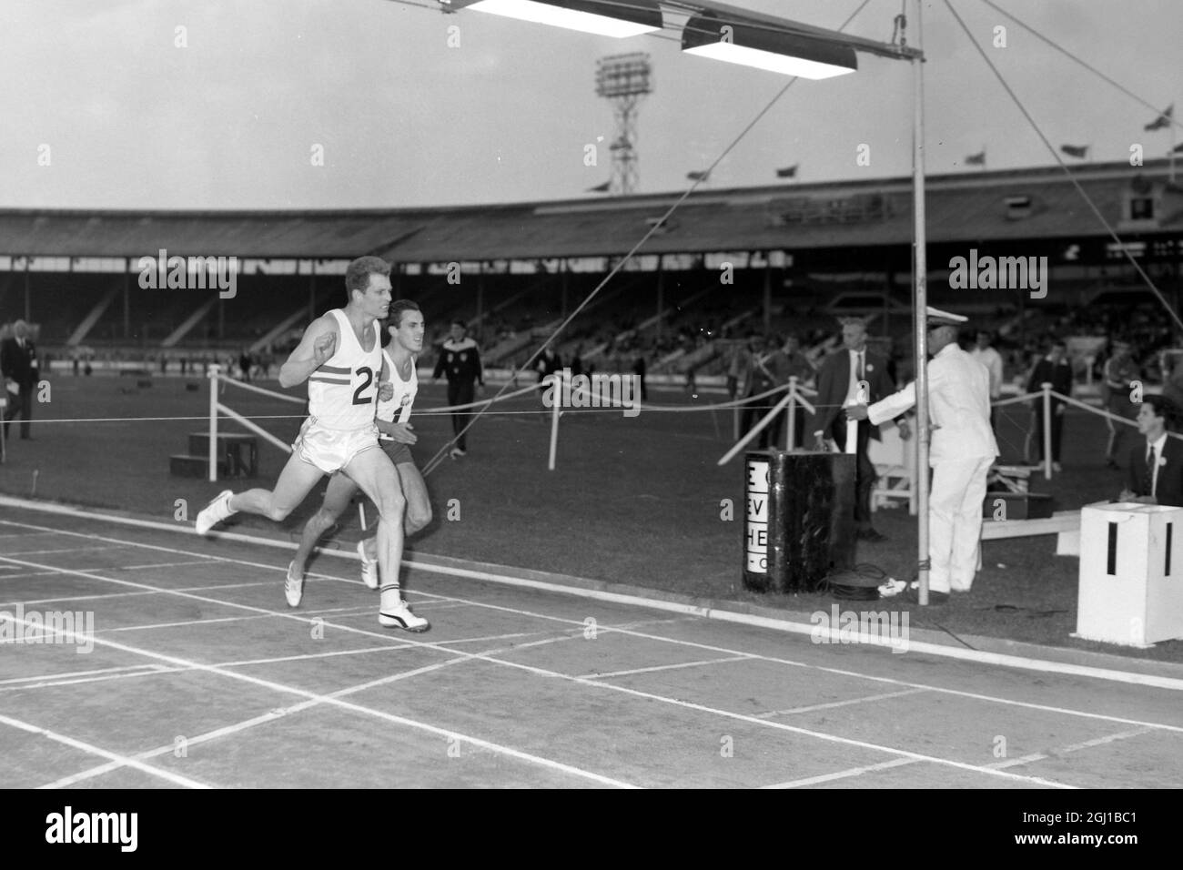 ATHLET ROBBIE BRIGHTWELL GEWINNT, ANDRZEJ BADENSKI EINE 2. 400 METER IN AKTION IN LONDON - ; 15. AUGUST 1964 Stockfoto