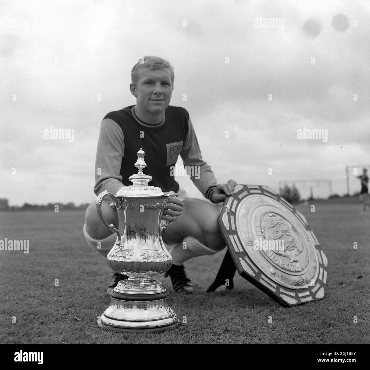 FOOTBALL WEST HAMS BOBBY MOORE POSIERT MIT FA CUP & CHARITY SCHILD IN LONDON ; 18. AUGUST 1964 Stockfoto
